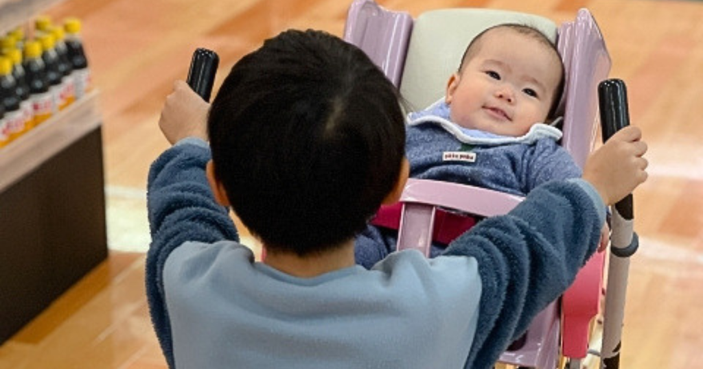上の子と一緒に、新生児を連れてお出かけする様子