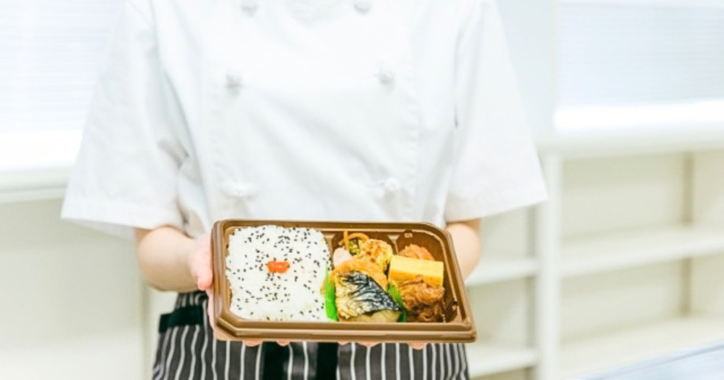 管理栄養士監修の宅配弁当を持つスタッフのイメージ