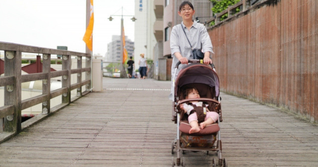 赤ちゃんと一緒にスーパーで買い物する様子
