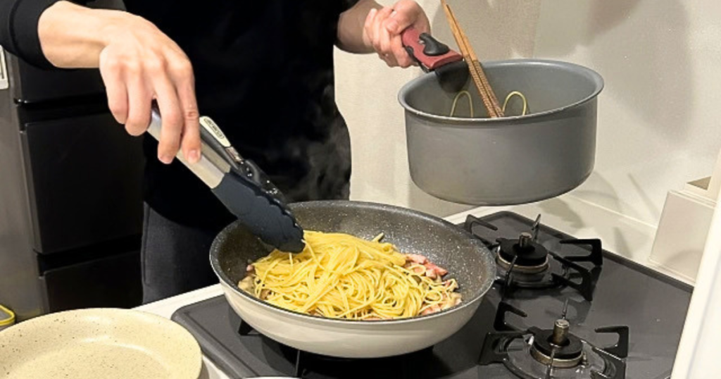 単身赴任中に自炊で料理をする様子のイメージ